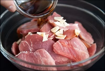 Mặt khác nhiều người chăn nuôi đã sử dụng các loại chất kích thích tăng trưởng, chất gây thèm ăn, gây ngủ, hormon, kháng sinh… cho vật nuôi mau lớn. Mặt khác khi vật nuôi bị bệnh, bị khối u, họ vẫn giết mổ và bán thịt gia súc ra thị trường. Mặt khác nhiều người chăn nuôi đã sử dụng các loại chất kích thích tăng trưởng, chất gây thèm ăn, gây ngủ, hormon, kháng sinh… cho vật nuôi mau lớn. Mặt khác khi vật nuôi bị bệnh, bị khối u, họ vẫn giết mổ và bán thịt gia súc ra thị trường.