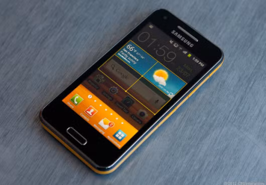 Điện thoại Samsung Galaxy Beam: Một chiếc điện thoại chạy Android chẳng phải thứ gì quá ghê gớm. Nhưng nếu bổ sung máy chiếu nhỏ trên smartphone thì sao? Điều này hoàn toàn có thể thực hiện nếu bạn sử dụng Samsung Galaxy Beam. Trên thực tế, model cài sẵn ứng dụng cho phép người dùng điều khiển máy chiếu, độ sáng 15 lumen và kích thước tối đa 50 inch.