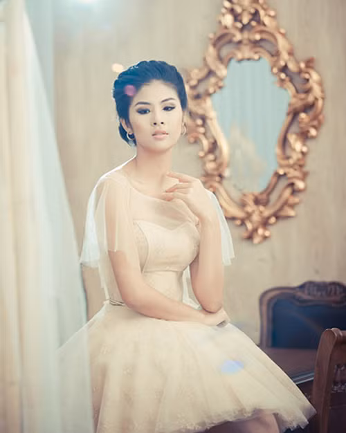 Ngọc Hân trong chiếc váy cưới ngắn, xòe như tiểu thư.