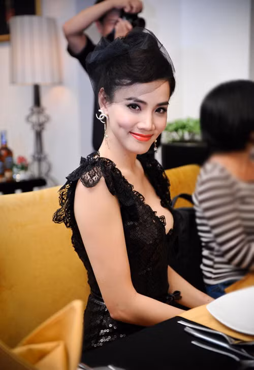 Trang Nhung lộng lẫy với phong cách cổ điển. Bộ váy đen lấp lánh bó sát cơ thể và xẻ ngực sâu giúp người đẹp khoe tối đa vẻ gợi cảm.
