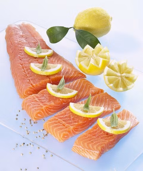 Cá hồi và cá ngừ: Với lượng omega-3, axit amin, chất chống oxy hóa vô cùng dồi dào, hai loại thực phẩm này là “trợ thủ” đắc lực trong việc giảm lượng cholesterol và cân bằng các hoạt động của tim mạch. Vì thế, cá hồi và cá ngừ là sự lựa chọn tuyệt vời cho một trái tim khỏe mạnh, chị em chí bỏ qua nhé. Cá hồi và cá ngừ: Với lượng omega-3, axit amin, chất chống oxy hóa vô cùng dồi dào, hai loại thực phẩm này là “trợ thủ” đắc lực trong việc giảm lượng cholesterol và cân bằng các hoạt động của tim mạch. Vì thế, cá hồi và cá ngừ là sự lựa chọn tuyệt vời cho một trái tim khỏe mạnh, chị em chí bỏ qua nhé.