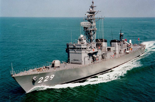Khu trục hạm hộ tống lớp Abukuma (6 tàu), lượng giãn nước 2.550 tấn, dài 109m. Tàu trang bị vũ khí: tên lửa đối hạm RGM-84, tên lửa chống ngầm RUR-5, ngư lôi 324mm và pháo hạm.