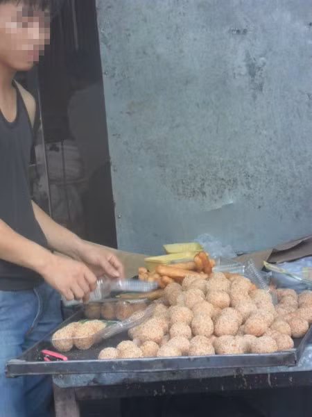 Quầy bánh rán này nằm cạnh đường quốc lộ luôn đông đúc người, xe qua lại tuy nhiên bánh sau khi ra lò được "phơi" ra thế này mà không có bất cứ vật dụng nào che đậy. Quầy bánh rán này nằm cạnh đường quốc lộ luôn đông đúc người, xe qua lại tuy nhiên bánh sau khi ra lò được "phơi" ra thế này mà không có bất cứ vật dụng nào che đậy.