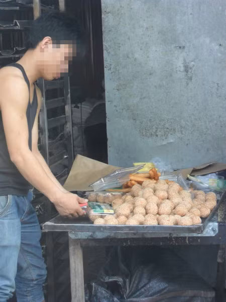 Cậu nhân viên này cứ thế thản nhiên dùng tay bỏ bánh vào hộp, dập ghim và hoàn thành hộp bánh rán trông có vẻ rất... vệ sinh. Cậu nhân viên này cứ thế thản nhiên dùng tay bỏ bánh vào hộp, dập ghim và hoàn thành hộp bánh rán trông có vẻ rất... vệ sinh.