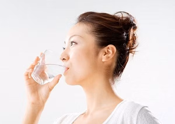 1. Nghiêng người ra phía trước và uống nhanh một ly nước ở tư thế ấy. 1. Nghiêng người ra phía trước và uống nhanh một ly nước ở tư thế ấy.