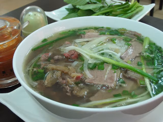 3. Phở Hà Nội Phở là một trong những niềm tự hào của người Hà Nội. Để có những bát phở ngon còn tùy vào kinh nghiệm và bí quyết truyền thống của nghề nấu phở. Món phở đã nổi tiếng khắp thế giới. Theo kết quả bình chọn của CNN cuối tháng 7/2011, phở và món gỏi cuốn của Việt Nam đứng thứ 28 và 30 trong Top 50 Món ngon của thế giới.