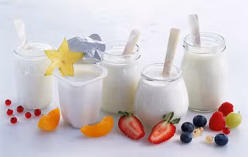 Sữa chua: Cũng giống như cam, quýt, sữa chua giàu vitamin C, giúp kích thích tiêu hoá. Ăn sữa chua khi đói sẽ gây hại cho dạ dày.