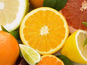 Cam, quýt: Cam và quýt là 2 loại quả này rất giàu vitamin C, các axit hữu cơ. Nếu ăn khi đói sẽ càng làm tăng lượng axit trong dạ dày và phản ứng với các dịch vị gây cảm giác khó chịu và nôn mửa.