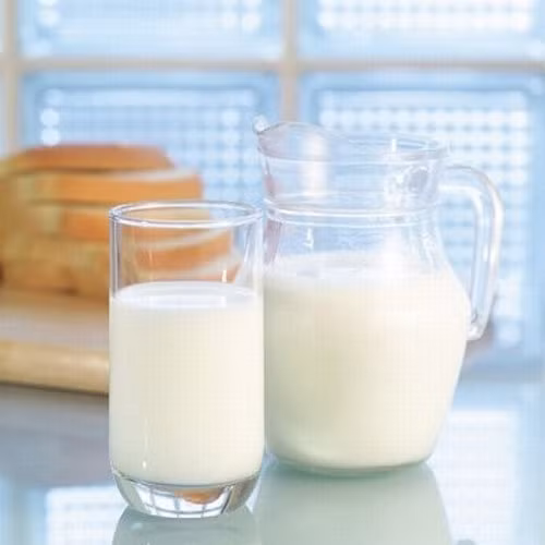 Sữa: Sữa chứa lượng lớn protein. Nhưng nếu uống sữakhi đói, các protein sẽ bị ép tham gia quá trình tiêu thụ nhiệt năng. Khi ấy, sữa sẽ không còn tác dụng bổ sung dinh dưỡng. Do đó, cách uống sữa đúng nhất trong lúc đói là kết hợp nó cùng đồ ăn nhẹ như bánh mì hay các loại thực phẩm có chứa bột.
