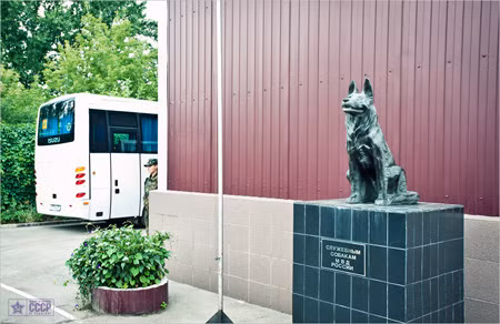 Bức tượng đặt trong khuôn viên trung tâm. Bức tượng đặt trong khuôn viên trung tâm.