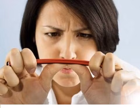 Lúc tức giận cũng là lúc nhiều máu đổ về não. Đây chính là nguyên nhân làm gia tăng áp lực cho các mạch máu não, thiếu máu cục bộ ở các cơ quan, đặc biệt là tim, gan, phổi nên nó vừa ảnh hưởng đến não vừa tăng nguy cơ chấn thương ở các cơ quan nội tạng. Ngoài ra, khi bạn giận dữ chính là bạn đang làm hư hại hệ thống miễn dịch của cơ thể.