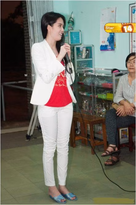 Ngọc Trinh đã khôn khéo khi lựa chọn dép lê trong 1 chương trình từ thiện ở nông thôn. Ngọc Trinh đã khôn khéo khi lựa chọn dép lê trong 1 chương trình từ thiện ở nông thôn.
