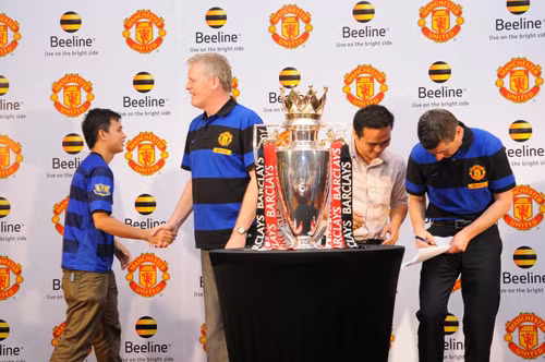 Đặc biệt, tháng 8/2011, Beeline toàn cầu có thỏa thuận hợp tác với CLB bóng đá Manchester United trong vòng 3 năm. Theo đó, Beeline được sử dụng hình ảnh của MU trong chiến dịch khuếch trương thương hiệu tại Việt Nam.