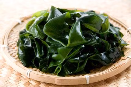 4. Các loại như chuối, rong biển, men bia đều có công hiệu chống stress: Trong 100g chuối chứa 1,7mg serotonin, đây là loại hormon cần thiết cho não, giúp cơ thể chống lại stress, giúp tập trung tốt. Tỏi lại chứa chất alicin làm cho máu trong não lưu thông tốt, tăng cường khả năng tập trung suy nghĩ.
