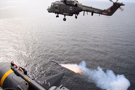 Tên lửa không đối hạm Sea Skua thiết kể để phóng từ trực thăng. Sea Skua có tầm bắn tối đa 25km, lắp đầu đạn nặng 30kg, radar bán chủ động dẫn đường ở pha cuối.