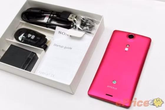 Smartphone và phụ kiện đi kèm.