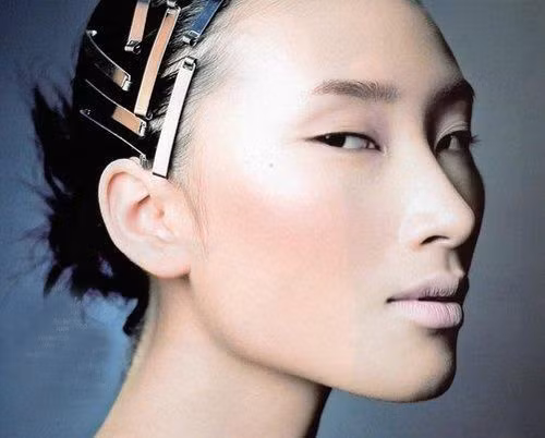 Nhờ sự nỗ lực không ngừng nghỉ cộng với khuôn mặt góc cạnh, cá tính, Huyền Trang cũng hoàn toàn lột xác và trưởng thành trong nghề mẫu. Nhờ sự nỗ lực không ngừng nghỉ cộng với khuôn mặt góc cạnh, cá tính, Huyền Trang cũng hoàn toàn lột xác và trưởng thành trong nghề mẫu.
