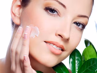 2. Thử nghiệm với các sản phẩm chăm sóc da: Đôi khi vì quá sốt ruột để làm đẹp mà bạn sẽ trở thành “vật thử nghiệm” cho các sản phẩm làm đẹp. Sản phẩm nào cũng phải mất thời gian thì mới hiệu quả nhưng bạn thì không chờ được nên đã dùng thật nhiều hoặc thay đổi sản phẩm chăm sóc da liên tục. Đây có thể là nguyên nhân gây nên bệnh Rosacea, gây nguy hiểm cho da mặt nếu không được điều trị.