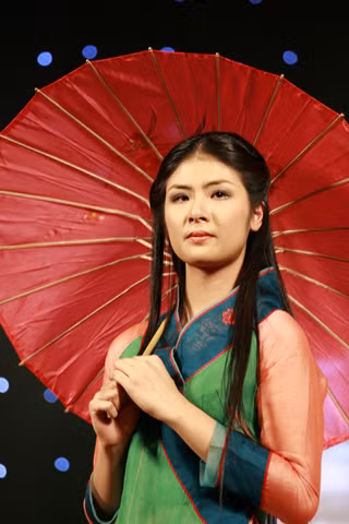 Hoa hậu Ngọc Hân cũng là người "mau nước mắt" khi nhiều lần bật khóc trên sân khấu.
