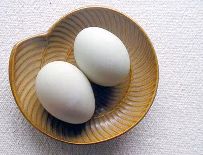 3. Trứng vịt: Một quả trứng vịt thường có chứa gần 130 đơn vị calo, lượng calo này trong trứng vịt gấp đôi lượng calo trong trứng gà, tuy nhiên kích thích trung bình của một quả trứng vịt thường gấp 30% so với trứng gà. Hơn thế nữa, trong trứng vịt có chứa 9g protein và 9,7g chất béo triglyceride, cũng như hàm lượng canxi và kali như ở trong trứng gà. 3. Trứng vịt: Một quả trứng vịt thường có chứa gần 130 đơn vị calo, lượng calo này trong trứng vịt gấp đôi lượng calo trong trứng gà, tuy nhiên kích thích trung bình của một quả trứng vịt thường gấp 30% so với trứng gà. Hơn thế nữa, trong trứng vịt có chứa 9g protein và 9,7g chất béo triglyceride, cũng như hàm lượng canxi và kali như ở trong trứng gà.