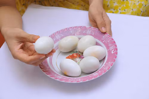 Các amino axít trong hai loại trứng này tương tự nhau nhưng ở trứng vịt có chứa nhiều hơn về số lượng. Thành phần cholesterol ở trứng gà ít hơn trứng vịt, nếu trong 100g trứng vịt có chứa 884 miligam cholesterol thì ở trứng gà con số này là 425 miligam. Điều này lý giải vì sao những người có tiền sử mắc bệnh tim mạch nên hạn chế ăn trứng vịt hoặc tiết chế nó trong chế độ ăn uống. Các amino axít trong hai loại trứng này tương tự nhau nhưng ở trứng vịt có chứa nhiều hơn về số lượng. Thành phần cholesterol ở trứng gà ít hơn trứng vịt, nếu trong 100g trứng vịt có chứa 884 miligam cholesterol thì ở trứng gà con số này là 425 miligam. Điều này lý giải vì sao những người có tiền sử mắc bệnh tim mạch nên hạn chế ăn trứng vịt hoặc tiết chế nó trong chế độ ăn uống.