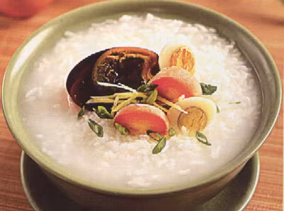 7. Cháo đào nhân: Đào nhân 10 đến 15 g, gạo dẻo 100 g. Giã nát đào nhân ép lấy nước, bỏ bã, cho vào nồi đổ cùng gạo, nước vừa đủ, nấu nhỏ lửa đến nhừ thành cháo là được. Chia ra ăn vào buổi sáng và chiều. Cần ăn vài ngày liền. Công hiệu của món ăn này là hoạt huyết hóa ứ, thích hợp với người mắc chứng đái tháo đường bị kèm thêm bệnh vành tim, khí trệ, huyết ứ.