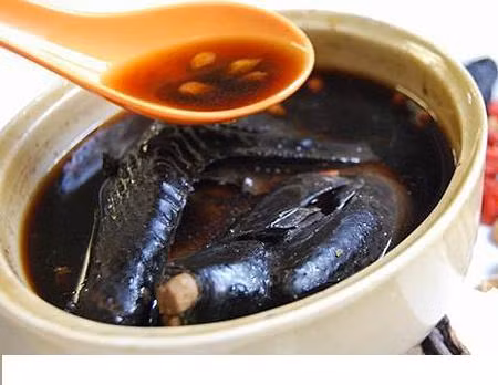 9. Gà ác hoàng kỳ: Hoàng kỳ sống 30 - 50 g, gà ác 1 con. Gà thịt làm sạch lông, bỏ lòng, cho gà cùng hoàng kỳ nấu sôi nhỏ lửa, sau đó vớt bỏ hết váng, để thêm một lúc thì vớt nốt xác hoàng kỳ ra, cho mắm, muối vừa miệng. Dùng mỗi ngày 1 thang này, cần ăn từ 3 đến 10 ngày liền. Công hiệu của món này là ích khí dưỡng tâm, rất có công hiệu với người mắc chứng đái tháo đường mà tâm hư, thận hư, ra mồ hôi trộm.