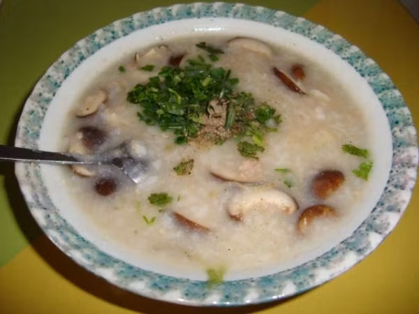 10. Cháo hải sâm: Hải sâm 15 g, gạo trắng 30 g. Làm sạch hải sâm, xắt miếng nhỏ, sau cho vào cùng gạo đổ nước nấu nhừ thành cháo. Ăn vào buổi sáng, ngày 1 thang. Cần ăn 3 - 5 ngày liền. Công hiệu của món này là hoạt huyết, hóa ứ, lý khí, dứt đau. Thích hợp với chứng đái tháo đường kèm theo viêm tuyến tiền liệt, huyết ứ.