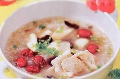 8. Cháo hà thủ ô: Hà thủ ô 30 - 60 g, sơn dược (khoai mài) 40 g, táo đỏ 3 - 5 quả, gạo tẻ thơm 100 g. Nấu kỹ nhỏ lửa hà thủ ô và sơn dược, gạn lấy nước cho gạo và táo đỏ vào nấu nhừ thành cháo, chia ra ăn 2 lần vào buổi sáng và chiều. Công hiệu của món này là tư bổ can, thận, ích khí, dưỡng âm. Thích hợp cho người mắc chứng đái tháo đường kèm theo bệnh vành tim và can, thận đều hư.