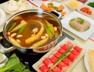 6. Cháo sâm, thiên môn đông: Nhân sâm 6 g, thiên môn đông 30 g, gạo lứt 100 g. Cho gạo lứt vào nồi đổ nước vừa nấu thành cháo. Khi cháo gần nhừ thì cho nhân sâm cùng thiên môn đông đã xắt lát mỏng vào và tiếp tục nấu nhừ thành cháo. Chia ra 2 lần, ăn vào buổi sáng và chiều. Cần phải ăn liền trong 7 - 10 ngày. Công hiệu của món này là ích khí, dưỡng tâm nên thích hợp với chứng đái tháo đường bị kèm theo bệnh mạch vành tim, tâm khí bất túc.