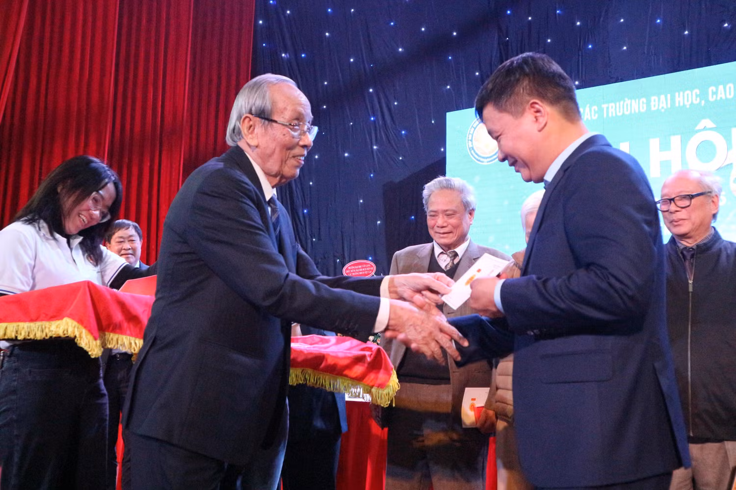 Giáo sư Trần Hồng Quân, Chủ tịch Hiệp hội Các trường đại học, cao đẳng Việt Nam nhiệm kỳ I trao kỷ niệm chương vì sự giáo dục đại học, cao đẳng Việt Nam cho Nhà báo Nguyễn Tiến Bình, Tổng Biên tập Tạp chí điện tử Giáo dục Việt Nam Giáo sư Trần Hồng Quân, Chủ tịch Hiệp hội Các trường đại học, cao đẳng Việt Nam nhiệm kỳ I trao kỷ niệm chương vì sự giáo dục đại học, cao đẳng Việt Nam cho Nhà báo Nguyễn Tiến Bình, Tổng Biên tập Tạp chí điện tử Giáo dục Việt Nam