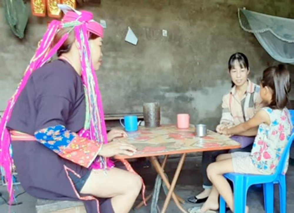 Cô giáo Lương Thị Huyền vận động học sinh ra lớp tại điểm trường Cống To. (Ảnh: Nhân vật cung cấp) Cô giáo Lương Thị Huyền vận động học sinh ra lớp tại điểm trường Cống To. (Ảnh: Nhân vật cung cấp)