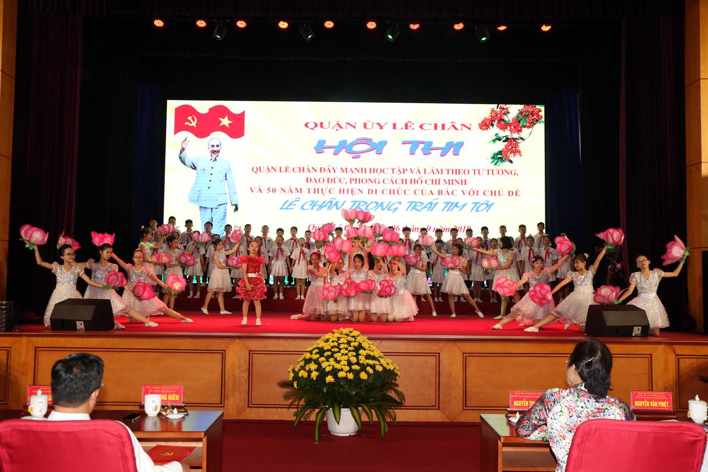 Nhiều tiết mục văn nghệ đặc sắc do các nhà trường trên địa bàn quận Lê Chân biểu diễn (Ảnh: Lã Tiến) Nhiều tiết mục văn nghệ đặc sắc do các nhà trường trên địa bàn quận Lê Chân biểu diễn (Ảnh: Lã Tiến)