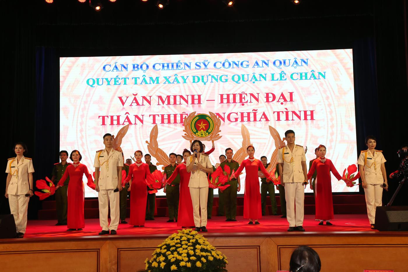 Màn trình diễn của Đội Công an quận Lê Chân mở đầu đêm chung kết (Ảnh: Lã Tiến) Màn trình diễn của Đội Công an quận Lê Chân mở đầu đêm chung kết (Ảnh: Lã Tiến)