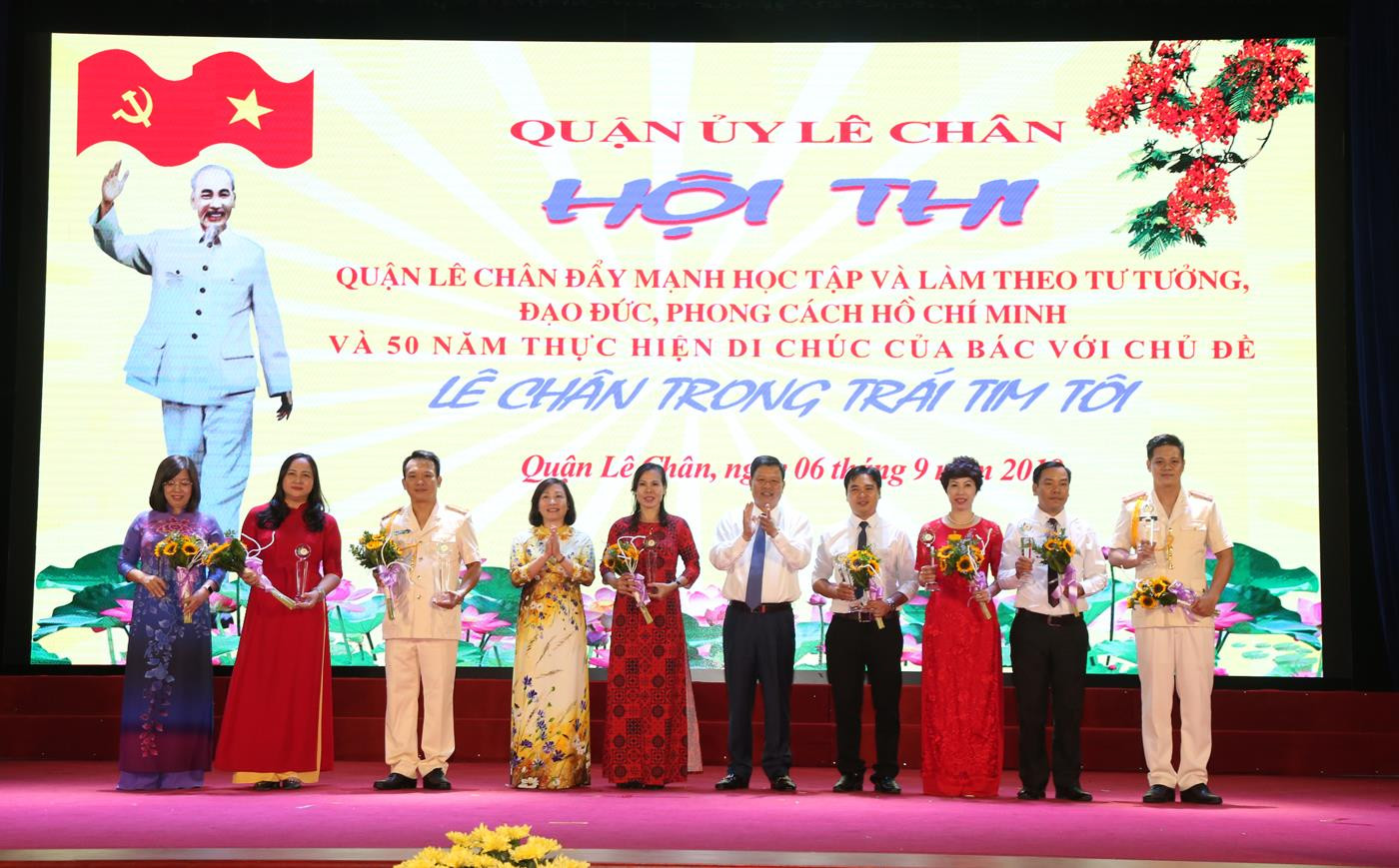 Lãnh đạo quận Lê Chân trao giải thưởng tặng các tập thể, cá nhân (Ảnh: Lã Tiến) Lãnh đạo quận Lê Chân trao giải thưởng tặng các tập thể, cá nhân (Ảnh: Lã Tiến)
