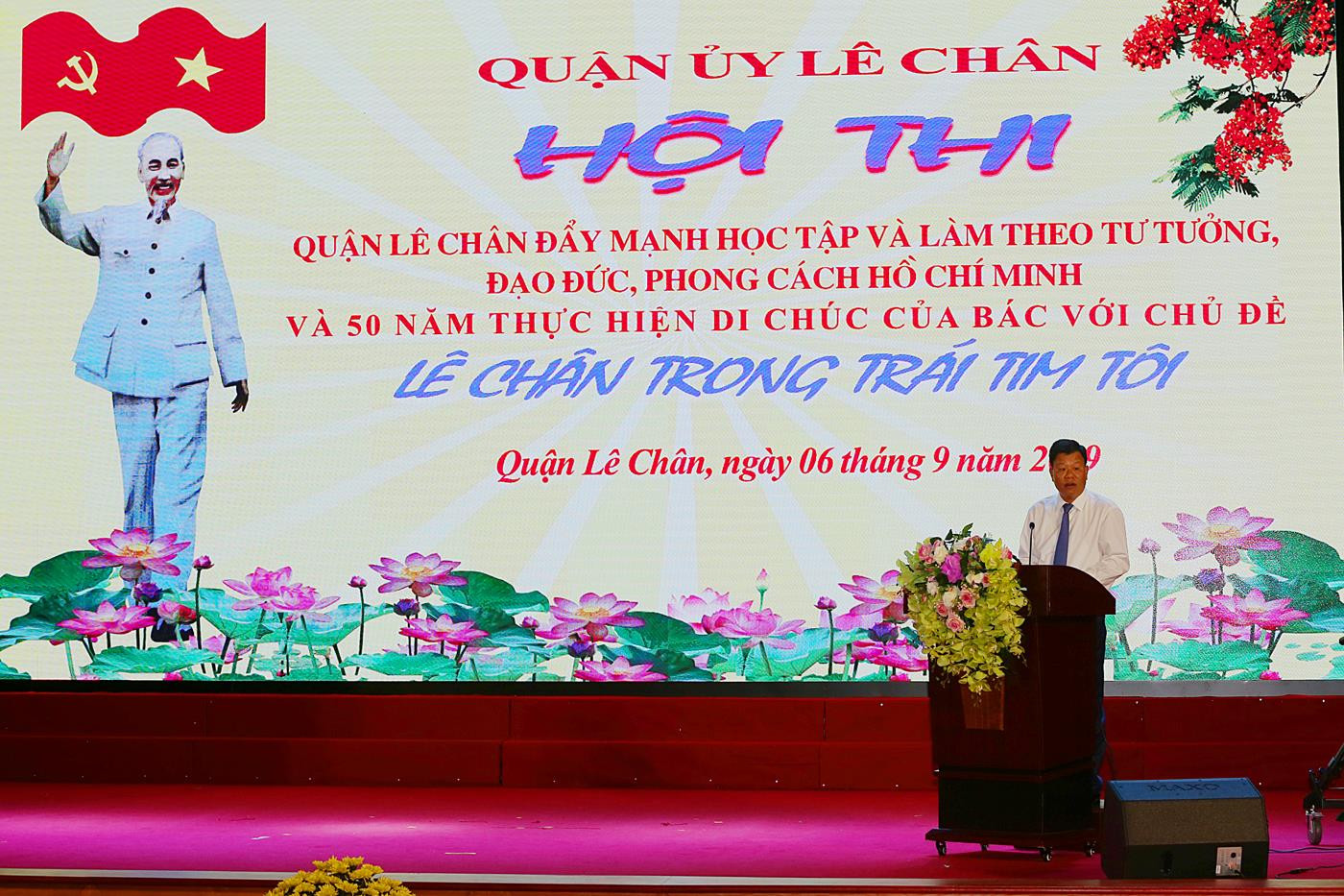 Ông Lê Trung Kiên, Bí thư Quận ủy Lê Chân phát biểu tại đêm chung kết hội thi "Lê Chân trong trái tim tôi" (Ảnh: Lã Tiến) Ông Lê Trung Kiên, Bí thư Quận ủy Lê Chân phát biểu tại đêm chung kết hội thi "Lê Chân trong trái tim tôi" (Ảnh: Lã Tiến)