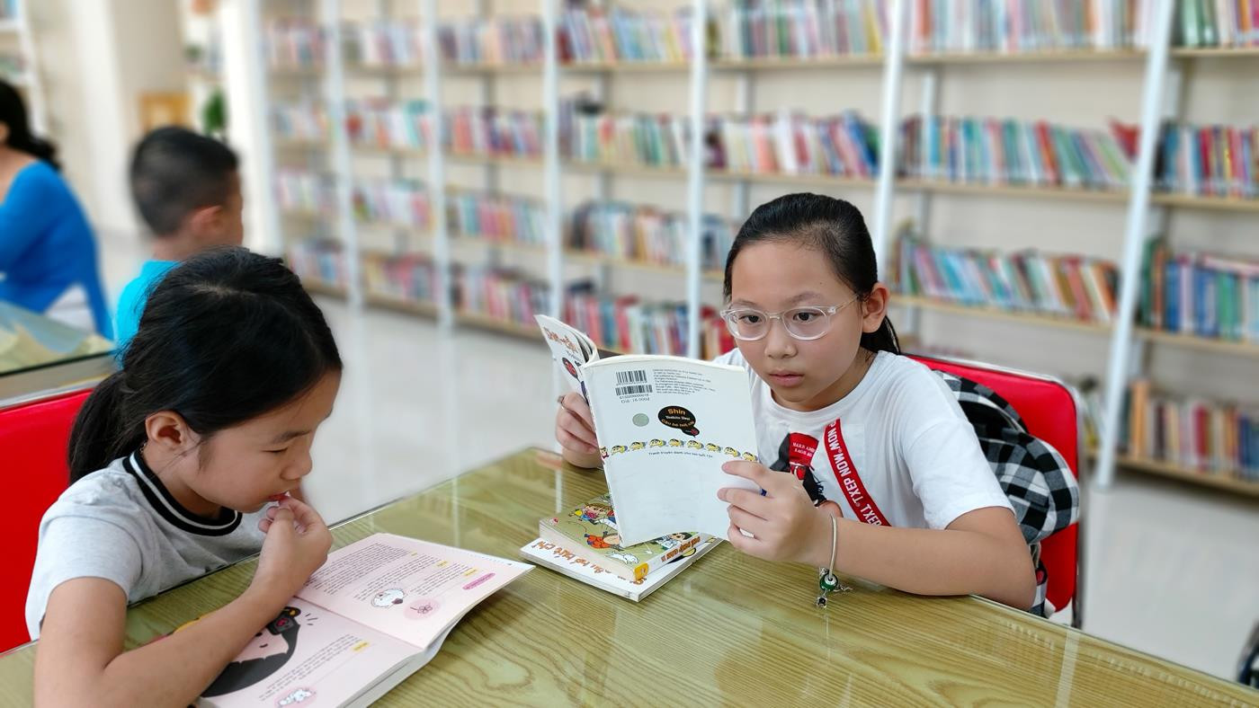 Thư viện thu hút nhiều em học sinh trên địa bàn quận tới tìm đọc các loại sách (Ảnh: Lã Tiến)