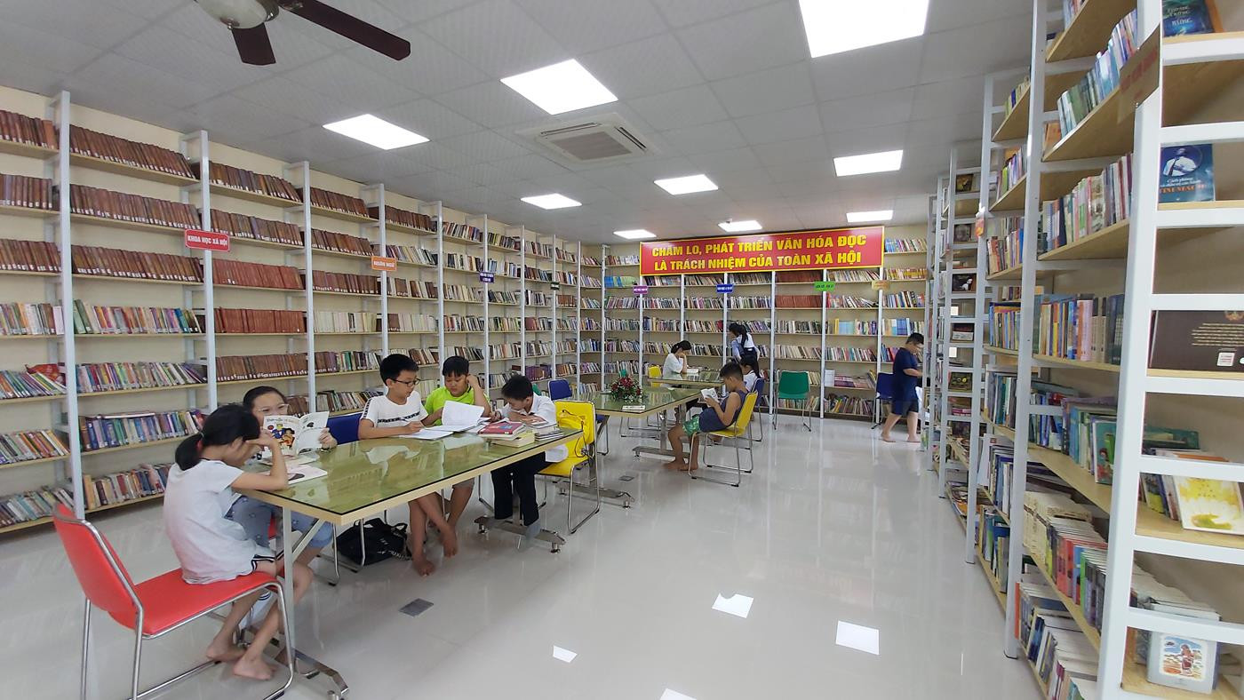 Không gian đọc sách trong thư viện được bố trí hợp lý, tạo cảm giác thoải mái cho người đọc (Ảnh: Lã Tiến)
