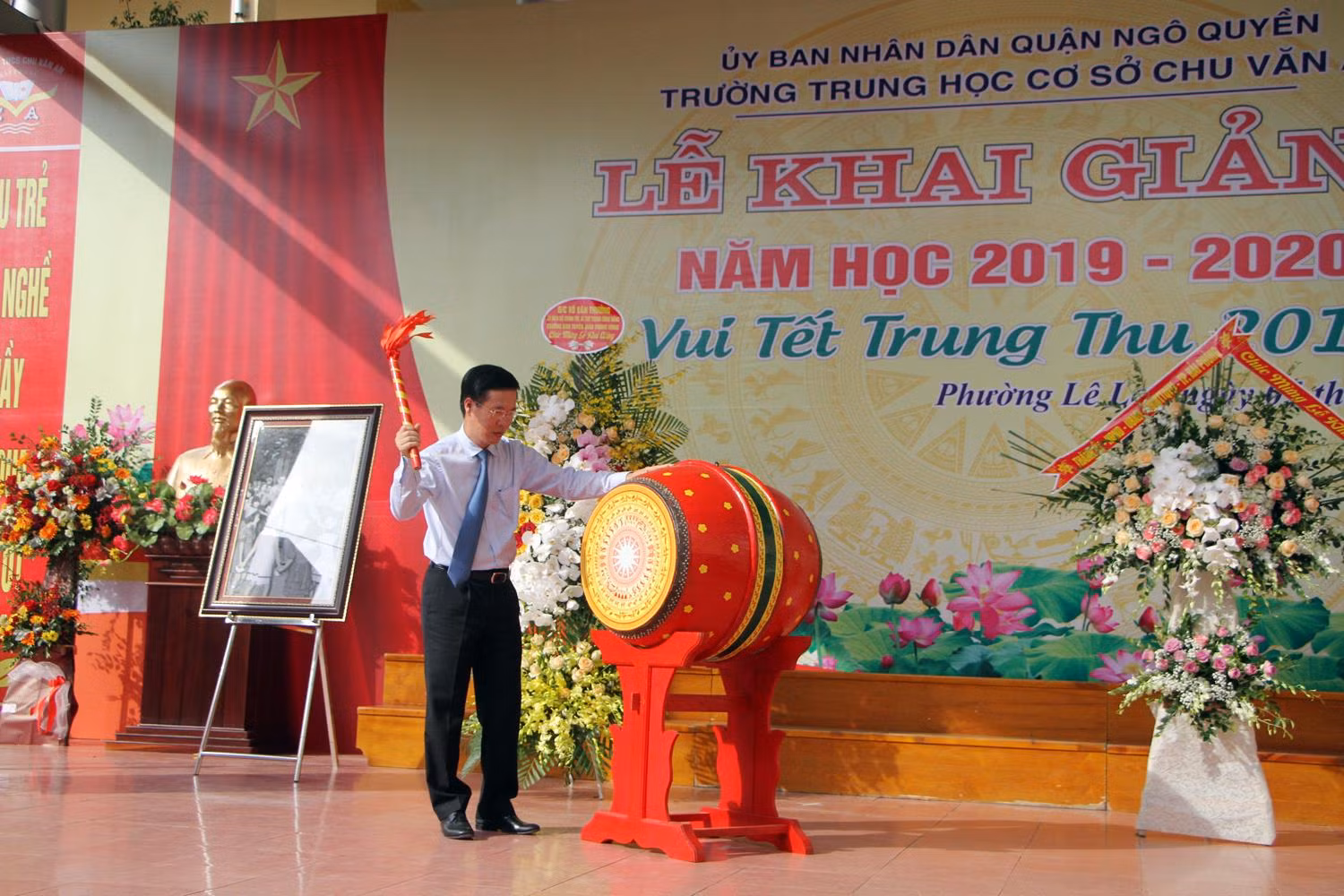 Trưởng Ban Tuyên giáo Trung ương Võ Văn Thưởng đánh trống khai giảng tại Trường Trung học cơ sở Chu Văn An (Ảnh: Lã Tiến)