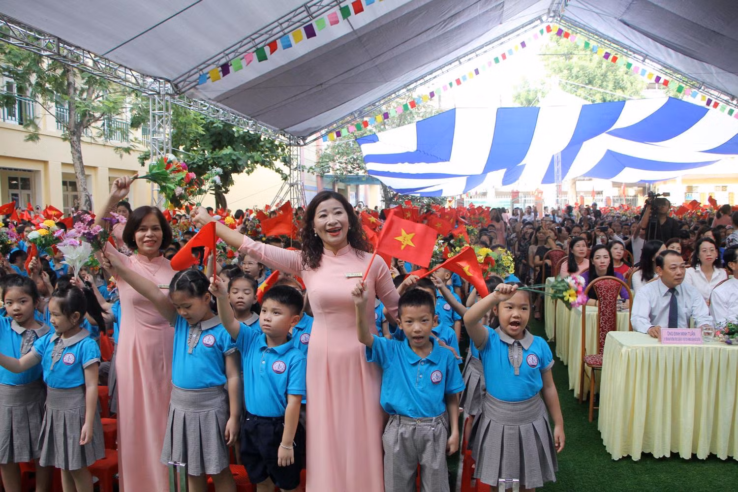 Các cô giáo chủ nhiệm và học sinh lớp 1 Trường tiểu học Chu Văn An hân hoan chào đón năm học mới (Ảnh: Lã Tiến)