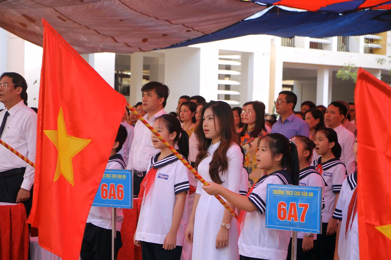 Thầy cô và các em học sinh Trường Trung học cơ sở Chu Văn An hát quốc ca trong ngày khai giảng (Ảnh: Lã Tiến)