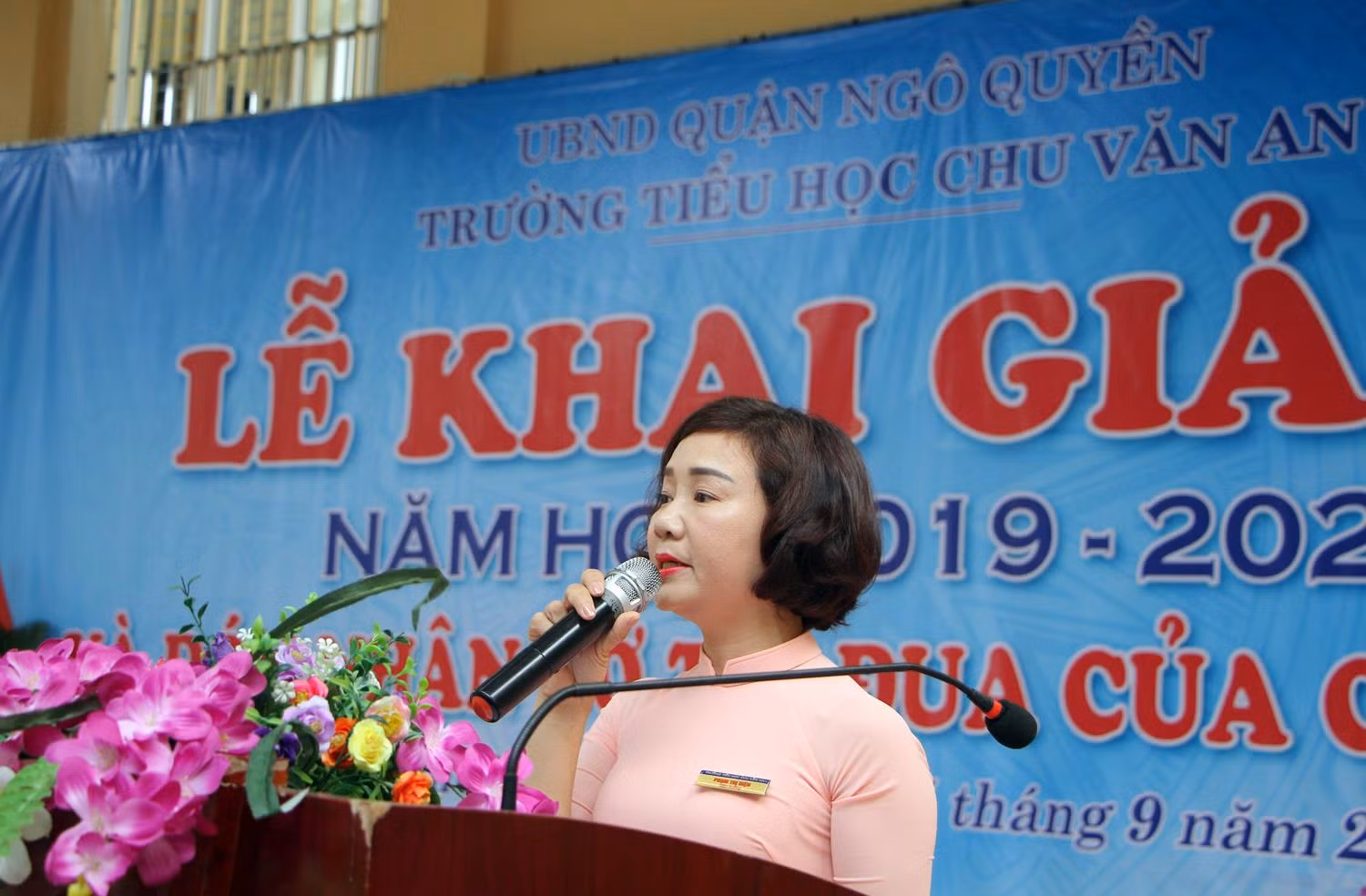 Cô giáo Phạm Thị Diện, Hiệu trưởng Trường Tiểu học Chu Văn An đọc diễn văn khai giảng năm học 2019-2020 (Ảnh: Lã Tiến)