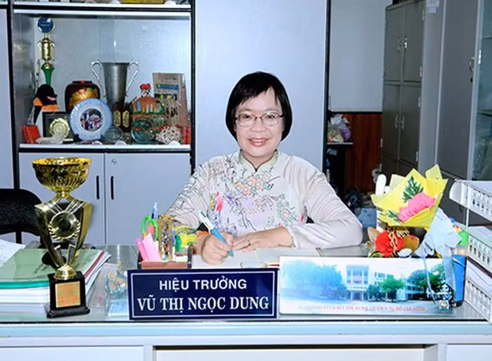 Cô Vũ Thị Ngọc Dung - Hiệu trưởng trường trung học phổ thông Bùi Thị Xuân (ảnh: NTCC) Cô Vũ Thị Ngọc Dung - Hiệu trưởng trường trung học phổ thông Bùi Thị Xuân (ảnh: NTCC)