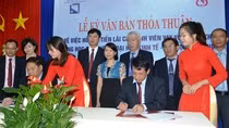 Đại diện Trường Đại học Kinh tế Đà Nẵng và Ngân hàng Chính sách xã hội ký kết thỏa thuận về hỗ trợ sinh viên nghèo. Ảnh: TT