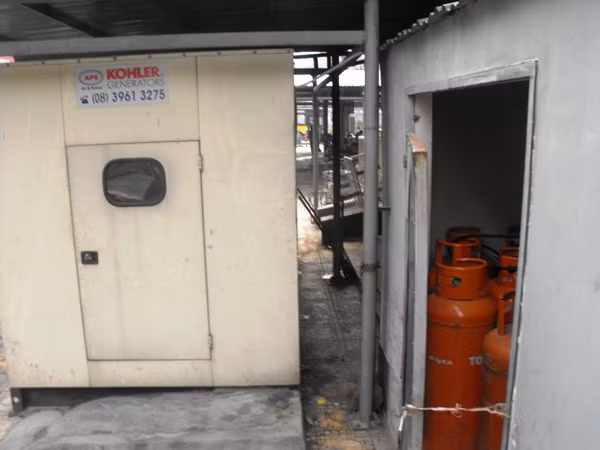 Máy phát điện và các bình gas tại tầng trệt chung cư Bắc Hà được đặt cách nhau chỉ vài chục cm, nguy cơ gây ra cháy nổ có thể xảy ra bất cứ lúc nào. Máy phát điện và các bình gas tại tầng trệt chung cư Bắc Hà được đặt cách nhau chỉ vài chục cm, nguy cơ gây ra cháy nổ có thể xảy ra bất cứ lúc nào.