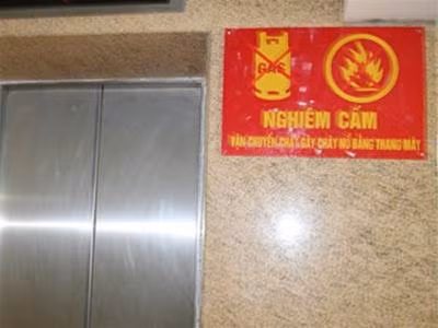 Mặc dù cấm nhưng tại nhiều khu chung cư, người dân vẫn vận chuyển gas bằng thang máy. Ảnh: An ninh thủ đô Mặc dù cấm nhưng tại nhiều khu chung cư, người dân vẫn vận chuyển gas bằng thang máy. Ảnh: An ninh thủ đô