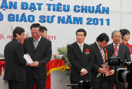 Bộ trưởng Phạm Vũ Luận trao giấy chứng nhận đạt tiêu chuẩn chức danh GS, PGS cho các tân GS, PGS năm 2011