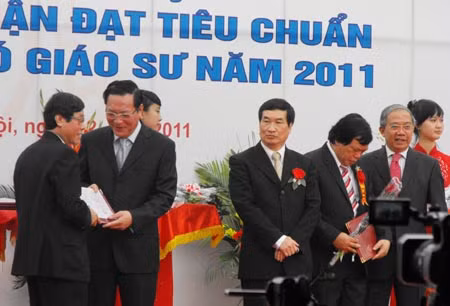 Bộ trưởng Phạm Vũ Luận trao giấy chứng nhận đạt tiêu chuẩn chức danh GS, PGS cho các tân GS, PGS năm 2011