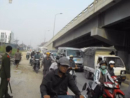 Mặc dù lực lượng chức năng có mặt kịp thời nhưng giao thông đoạn qua địa điểm phát hiện xác chết vẫn lâm vào tắc nghẽn