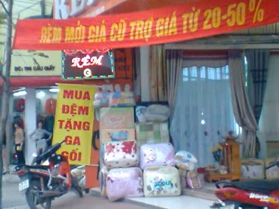 Nhiều cửa hàng thu hút khách bằng cách mua đệm tặng ga gối. Nhiều cửa hàng thu hút khách bằng cách mua đệm tặng ga gối.